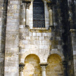 Fenêtre sur la façade de l'église de Moira